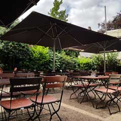 Pizzeria Piccolas - Im Biergarten