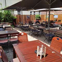 Pizzeria Piccolas - Im Biergarten
