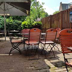 Pizzeria Piccolas - Im Biergarten